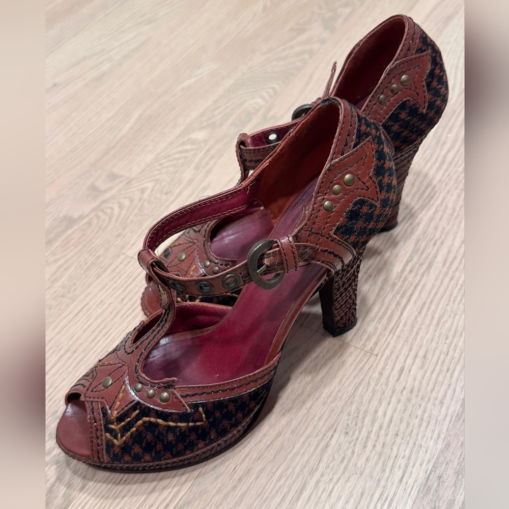Brown and Black Peep-Toe Heels - Picture 4 of 8